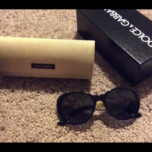 Dolce and Gabbana Polarized Sunglasses 🕶 - Picture 3 of 6